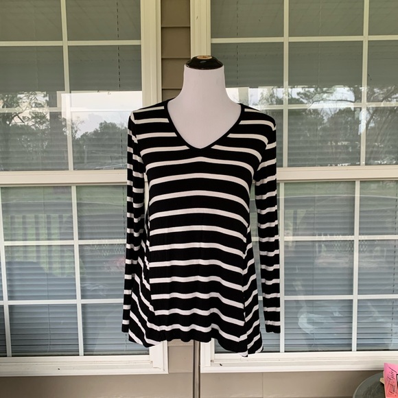 Roz & Ali Tops - Roz & Ali V-Neck Top Size S